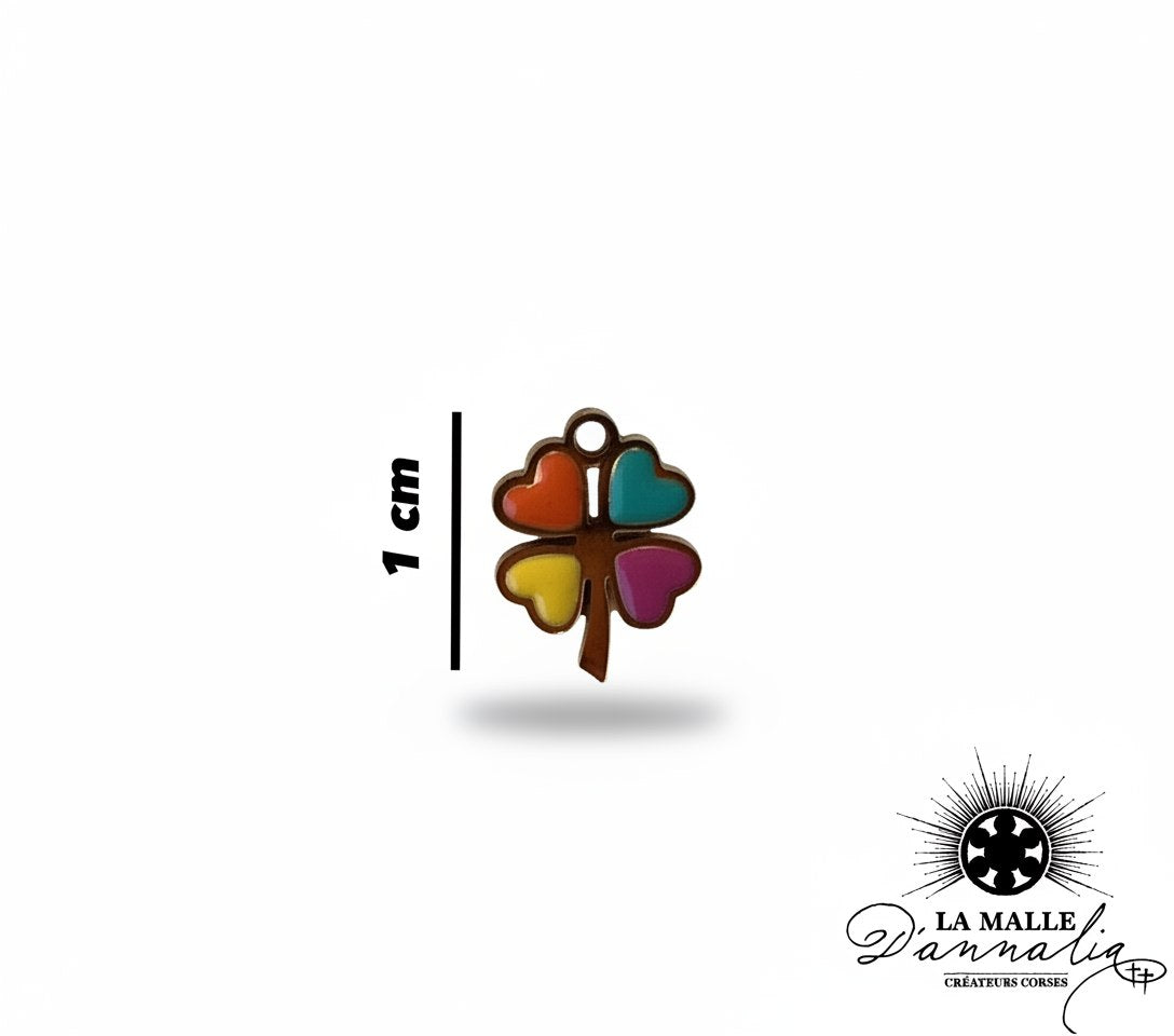 Petite breloque trèfle en bronze avec quatre cœurs en émail coloré, mesurant 1 cm lamalledannalia