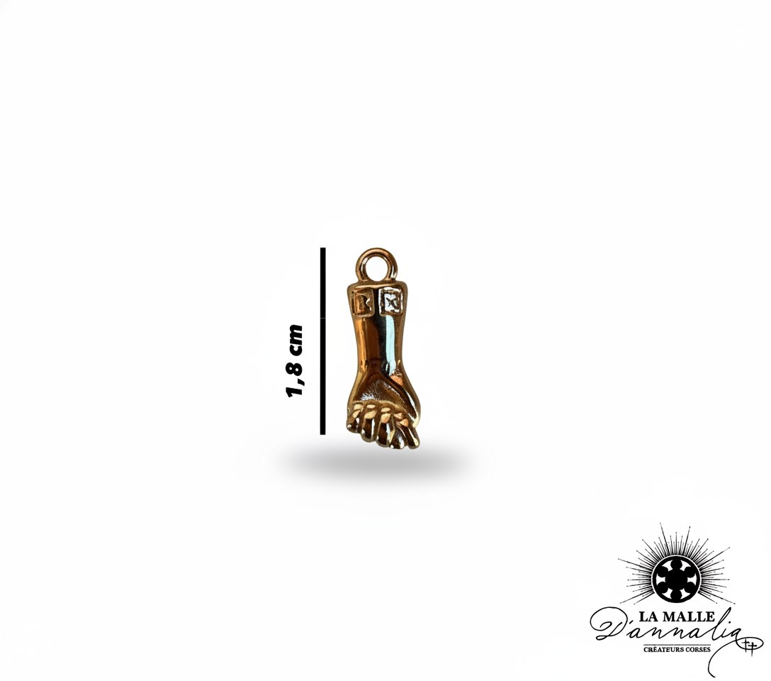 Petit pendentif doré main figa de 1,8 cm, bijou de créateur corse lamalledannalia