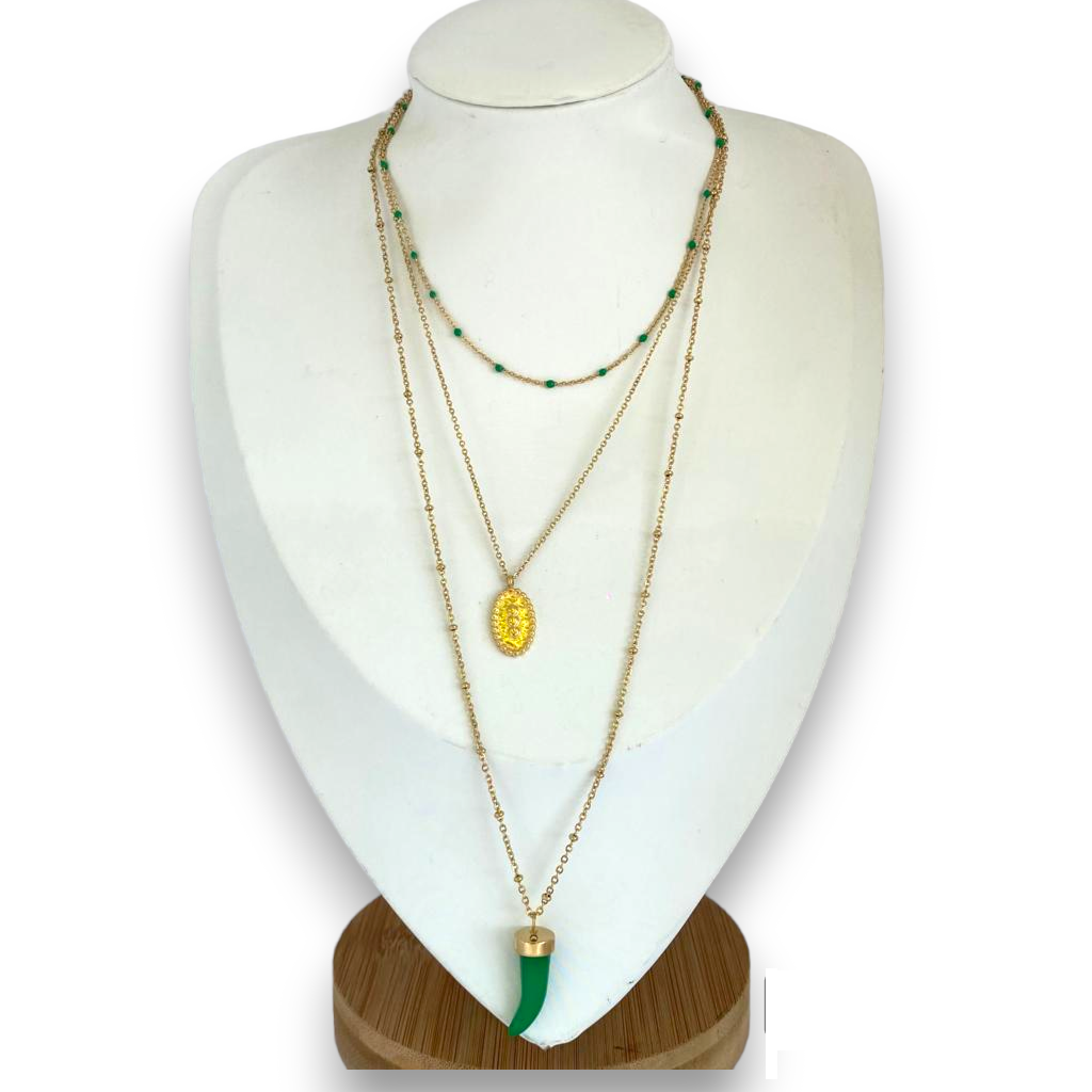 Collier multi rang et breloques dent de requin coloré