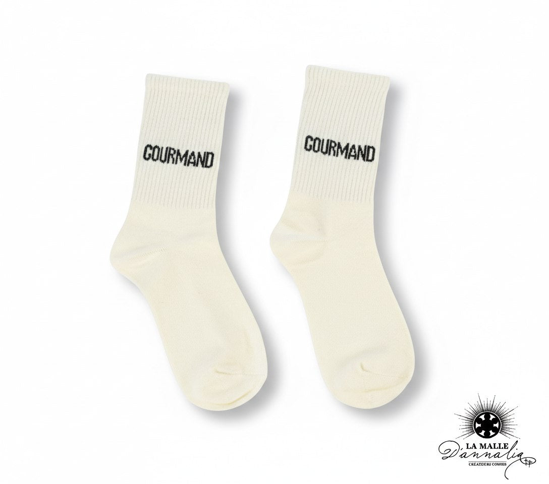 Chaussettes blanc cassé côtelées avec le mot "GOURMAND" en noir sur le haut lamalledannalia