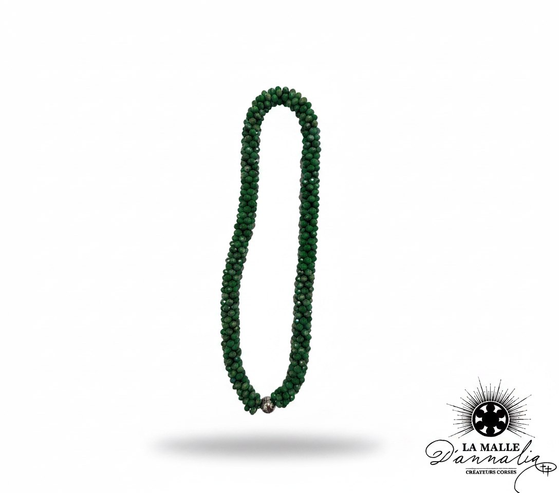 Collier en cristal à facettes vert émeraude avec détail argenté – La Malle d'Annalia