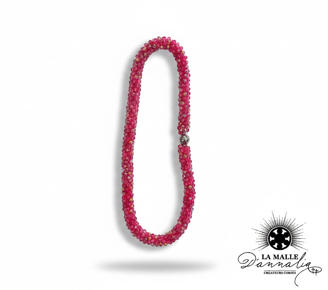 Collier en cristal à facettes rose fuchsia avec détail argenté – La Malle d'Annalia