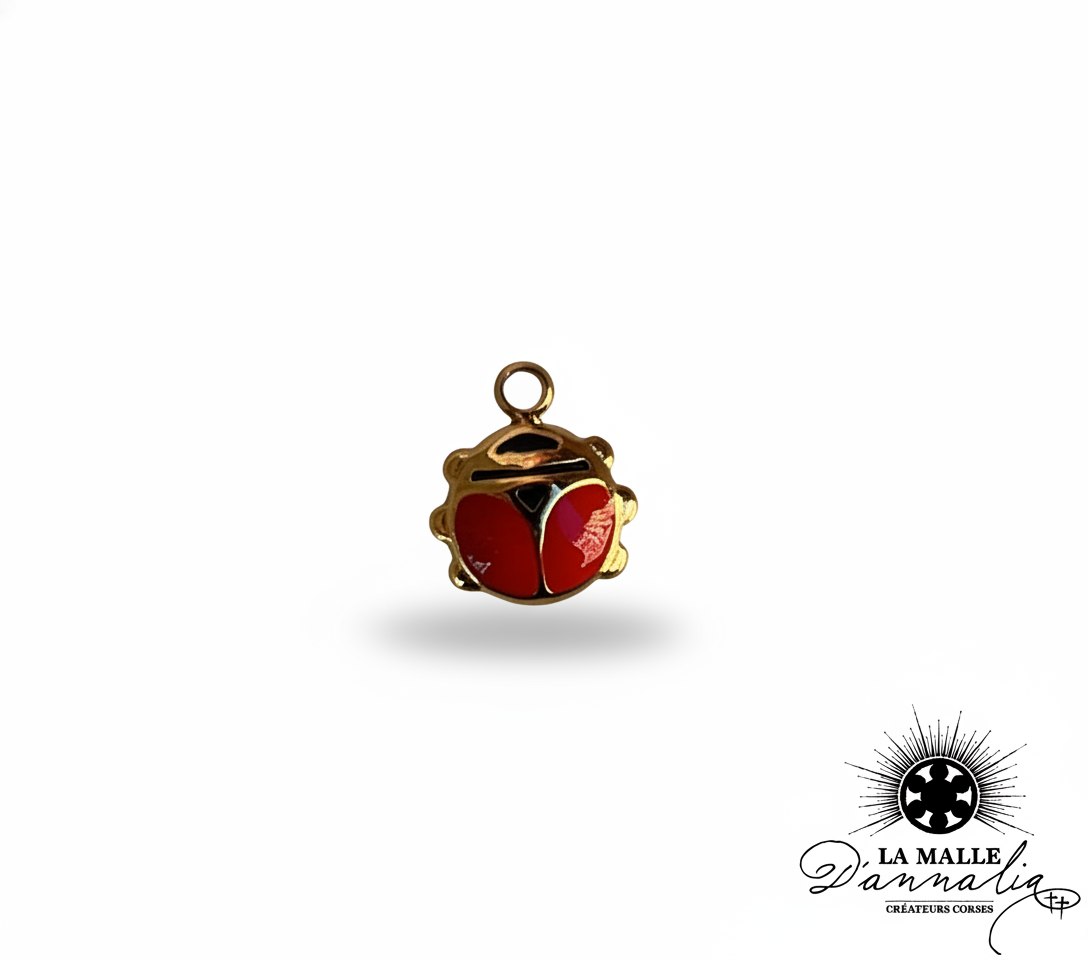 Pendentif coccinelle en or avec ailes en émail rouge et détails noirs lamalledannalia