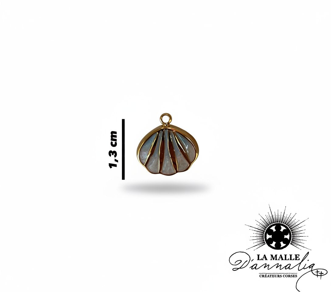 Pendentif coquillage doré et nacre irisée, 1,3 cm. Créateurs corses, lamalledannalia