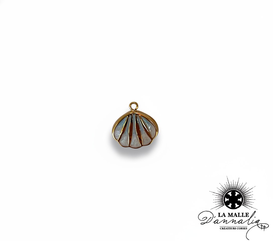 Breloque coquillage doré et émail blanc pour création de bijoux lamalledannalia