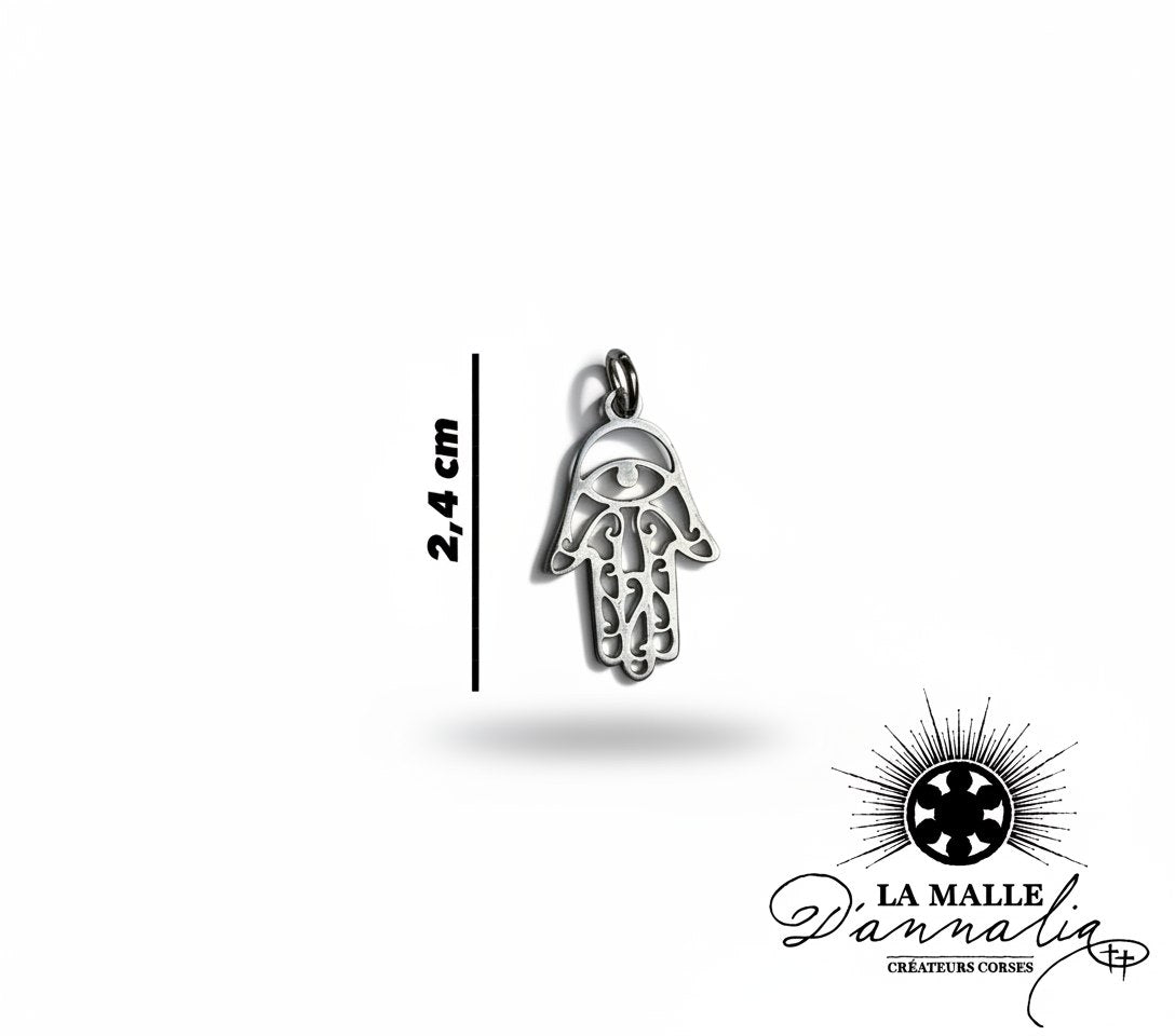 Breloque main de Fatma argenté avec œil et détails filigranes, mesurant 2,4 cm lamalledannalia