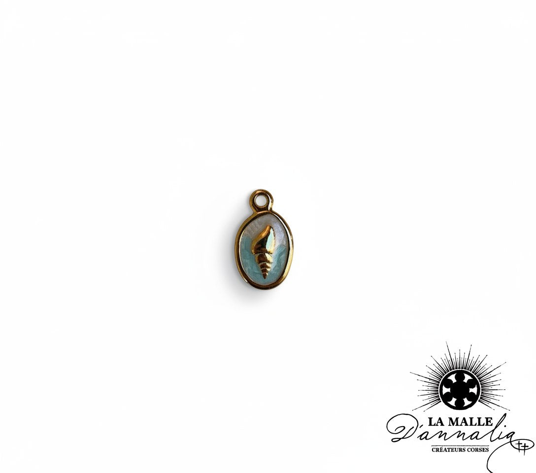 Breloque ovale dorée avec motif coquillage sur fond émaillé bleu et blanc lamalledannalia