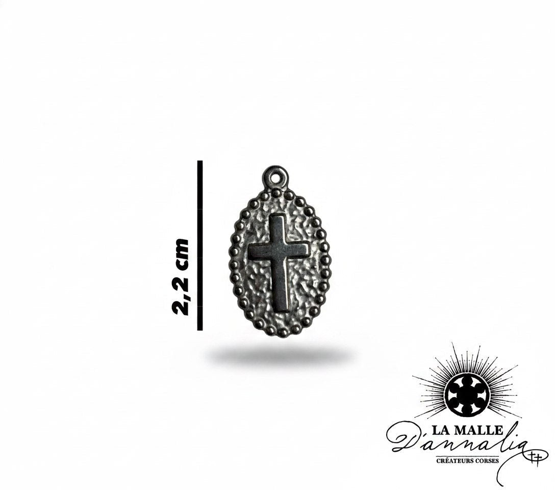 médaillon ovale argenté vieilli croix en relief bordure perlée 2,2cm bijou La Malle d'Annalia