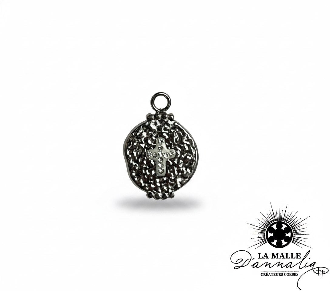breloque médaille ronde métal noirci texturé croix argentée strass charm foi La Malle d'Annalia