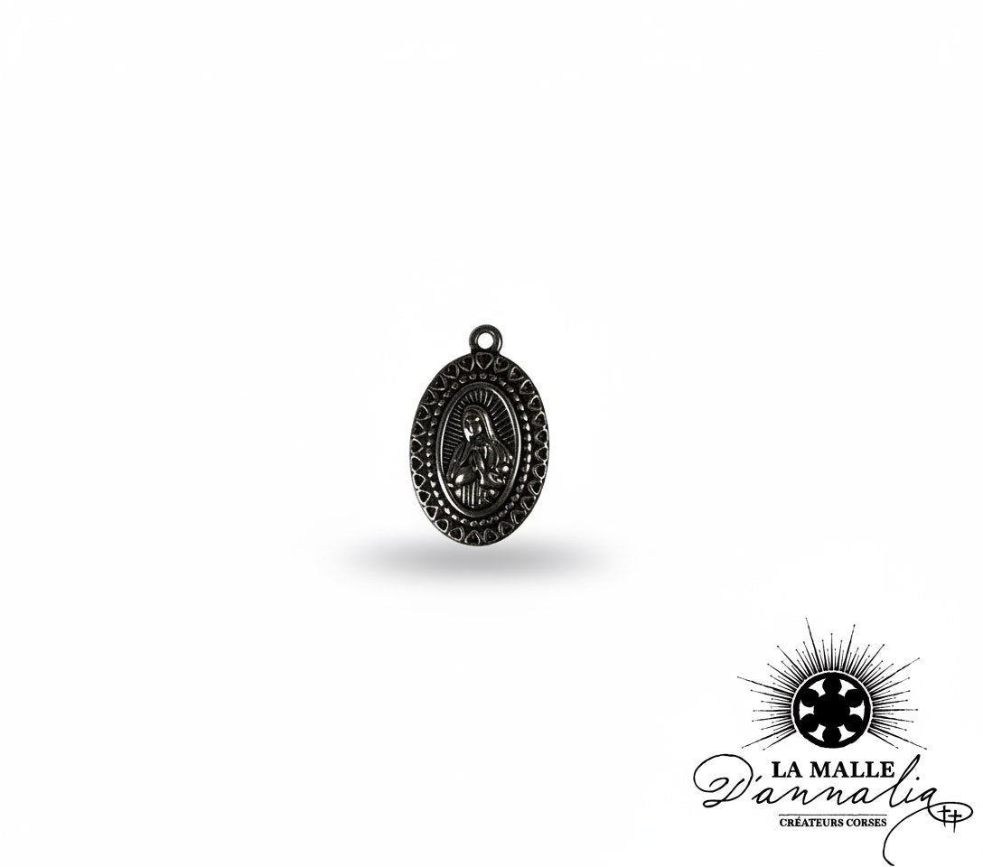breloque ovale Vierge Marie métal foncé relief bordure ornée charm dévotion La Malle d'Annalia