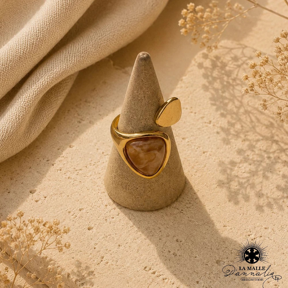 Bague dorée asymétrique beige marbré affiche — La Malle d'Annalia