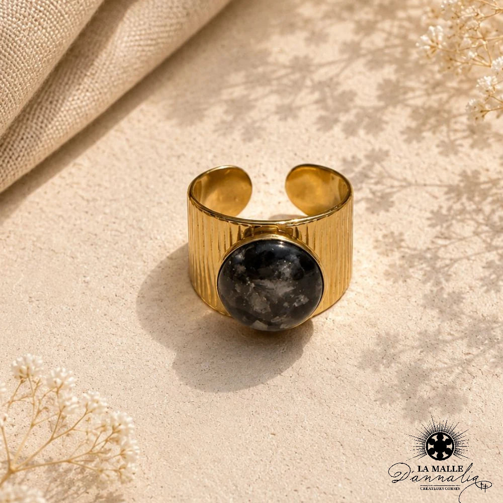 Bague dorée pierre noire affiche — La Malle d'Annalia