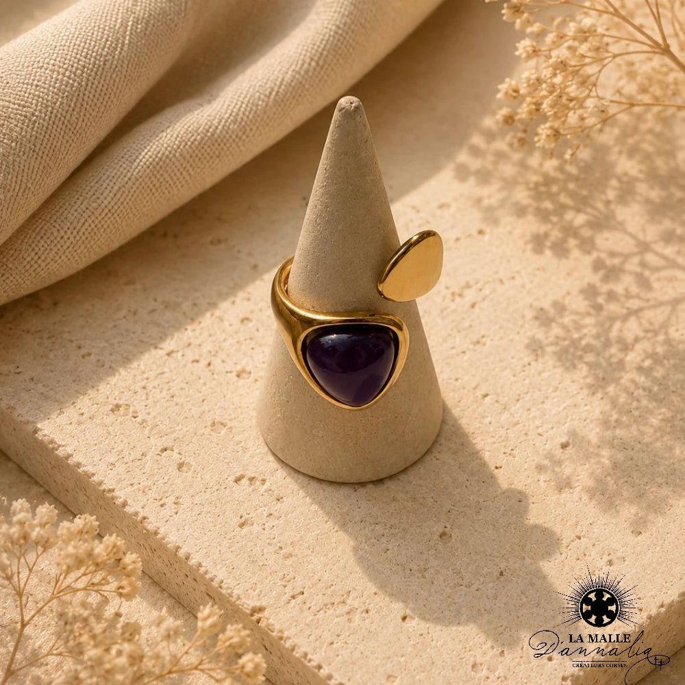 Bague dorée asymétrique violette affiche — La Malle d'Annalia