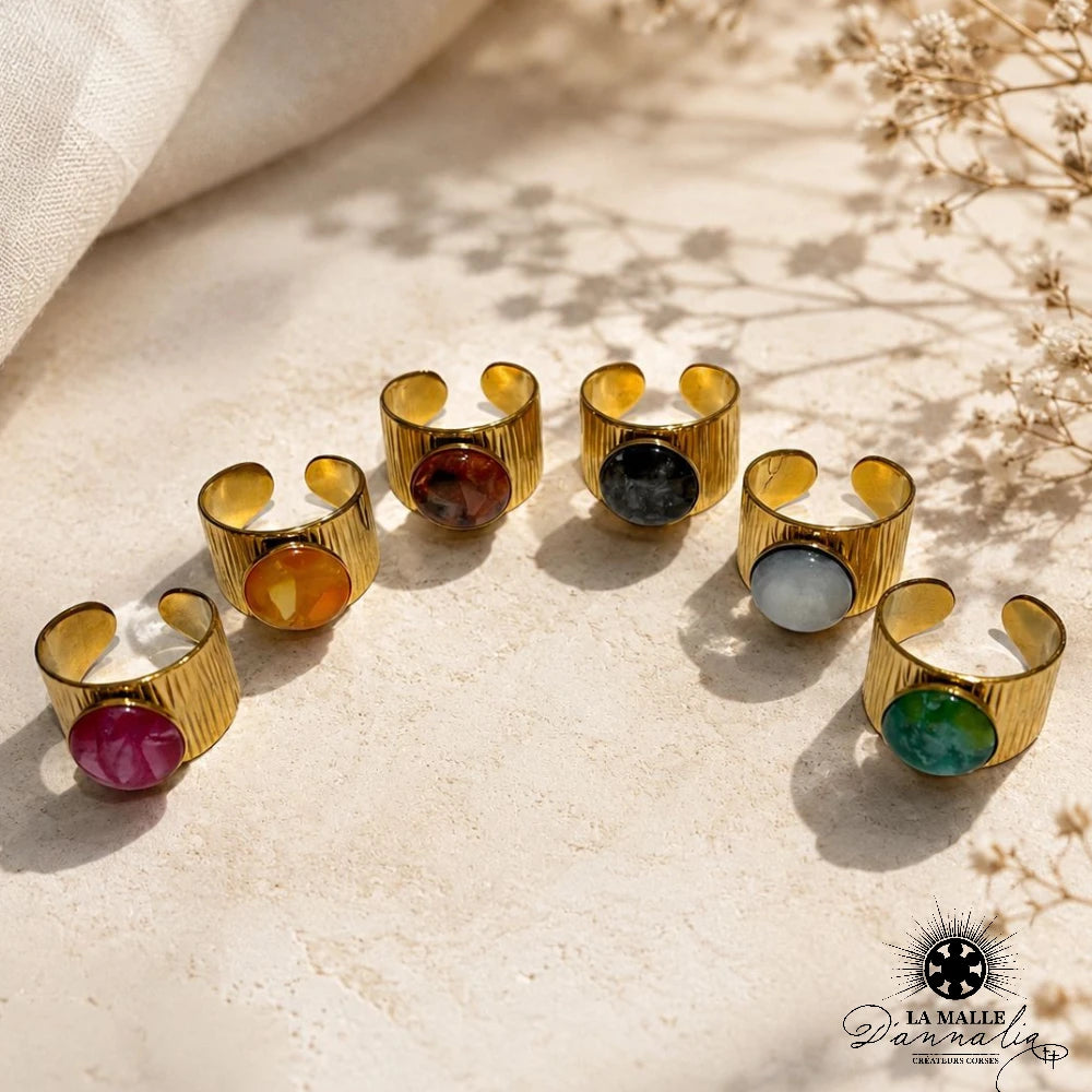 Bague dorée pierre colorée ajustable présentation coloris — La Malle d'Annalia