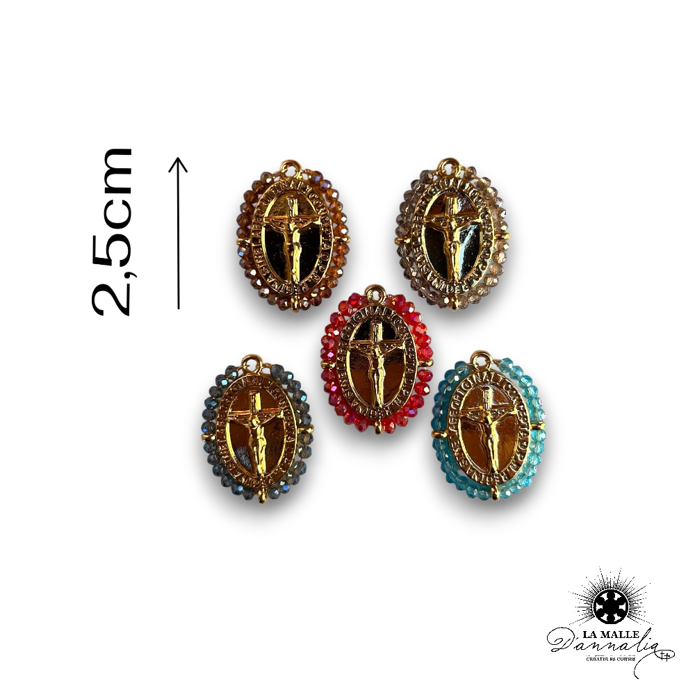 charm médaille crucifix ovale cristaux perles acier inoxydable bijou La Malle d'Annalia Bastia