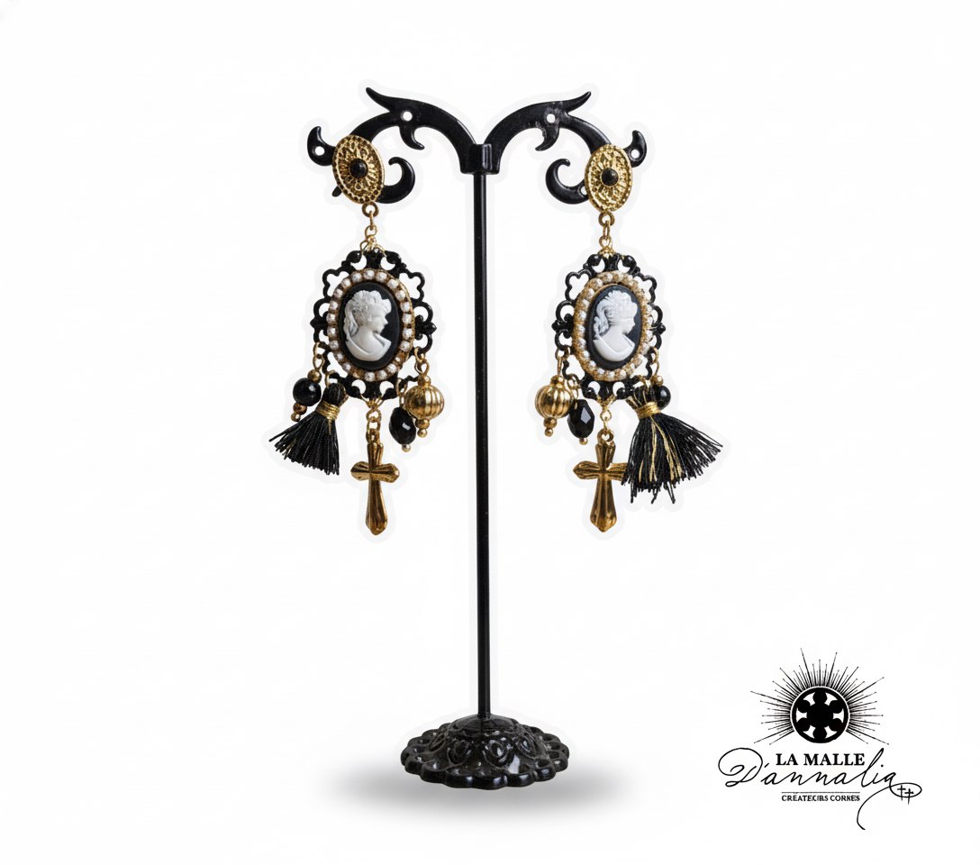 boucles-d-oreilles-baroque-cameo-or-noir-perles-pompons-croix-sur-support-metal-noir-la-malle-d-annalia