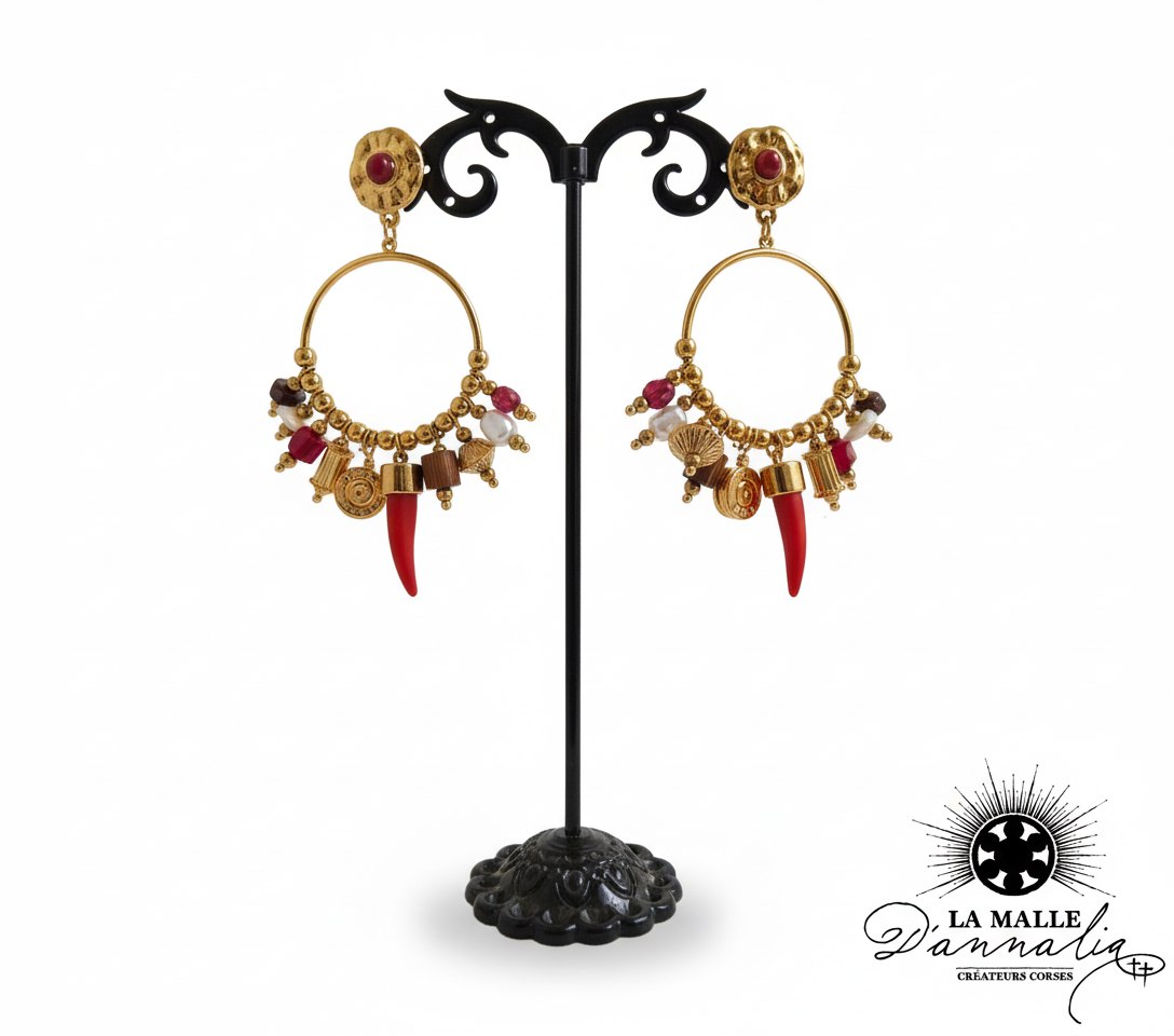 boucles-oreilles-creoles-or-breloques-corail-rouge-perles-la-malle-annalia-corse