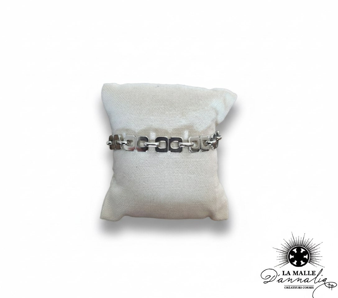 bracelet-argent-maillons-carres-sur-coussin-beige-la-malle-dannalia
