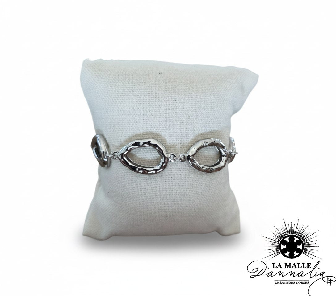 bracelet-argent-maillons-ovales-marteles-coussin-presentation-beige-la-malle-dannalia