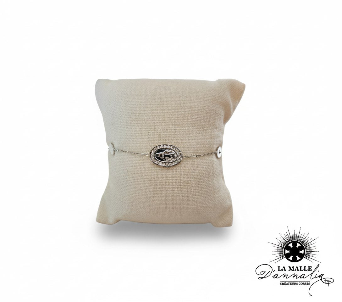 bracelet-chaine-argent-medaillon-ovale-strass-noir-coussin-beige-lin-bijou-produit-la-malle-dannalia