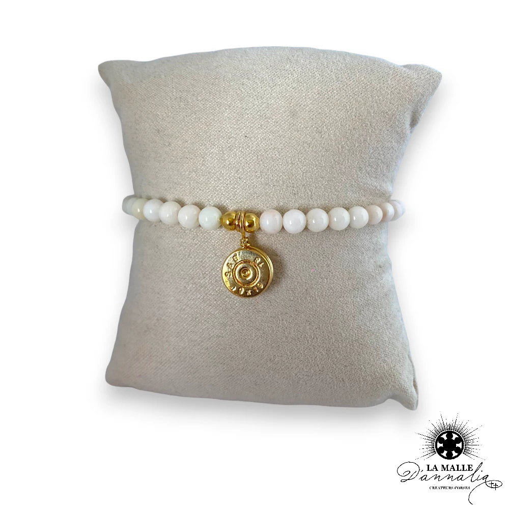 Bracelet Perles de Corail Blanc et Breloque Acier Inoxydable Doré