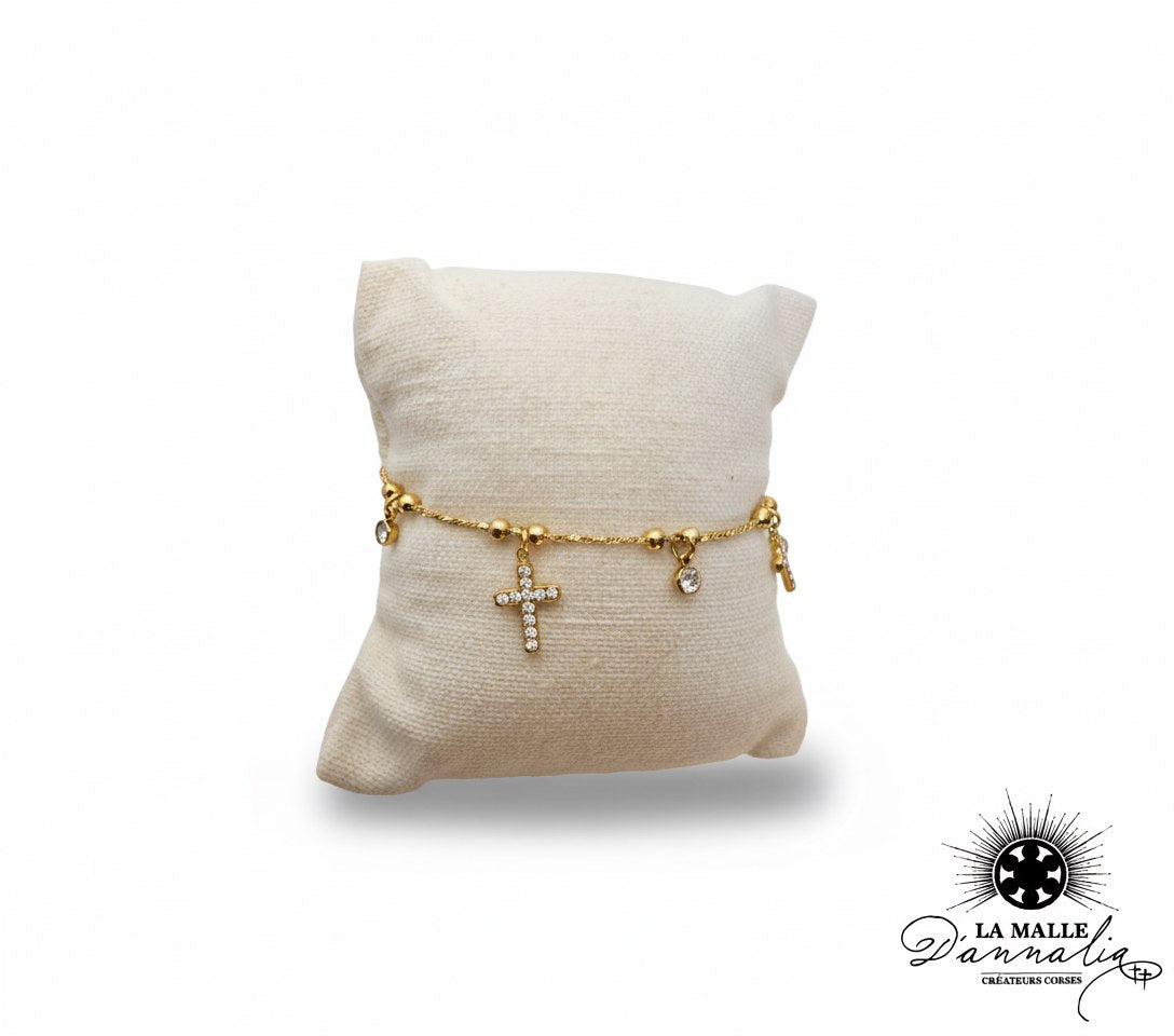 bracelet-or-croix-strass-perles-coussin-presentation-la-malle-dannalia