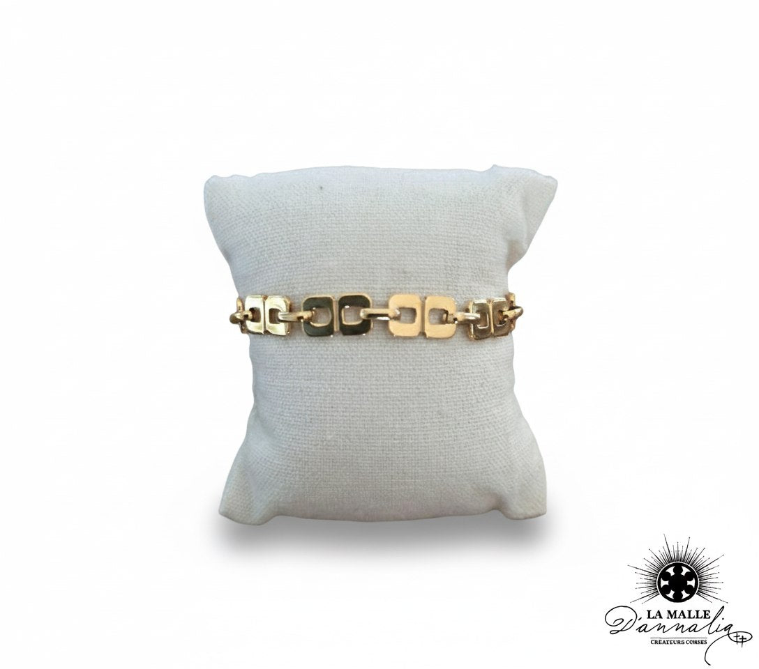 bracelet-or-jaune-maillons-rectangulaires-la-malle-dannalia-coussin-presentation