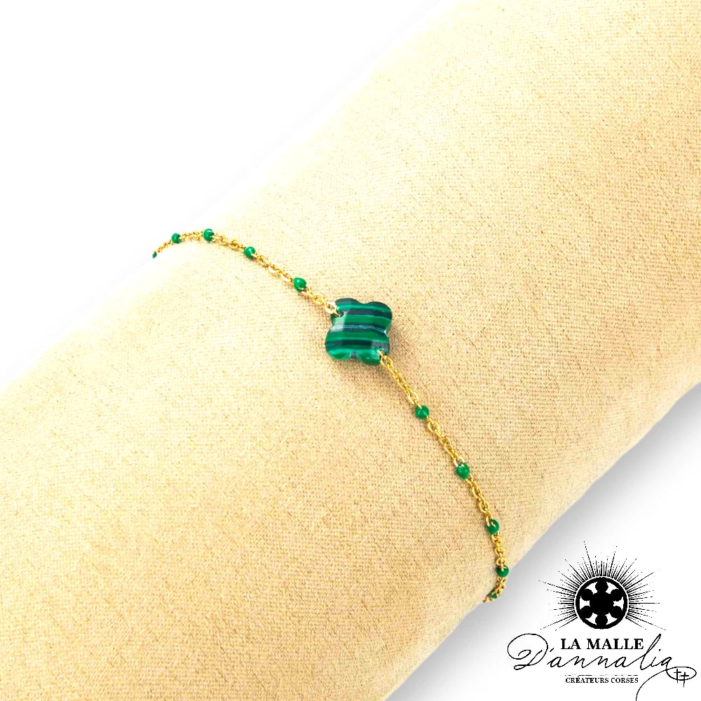 Bracelet trèfle en pierre : Un bijou ajustable porte bonheur