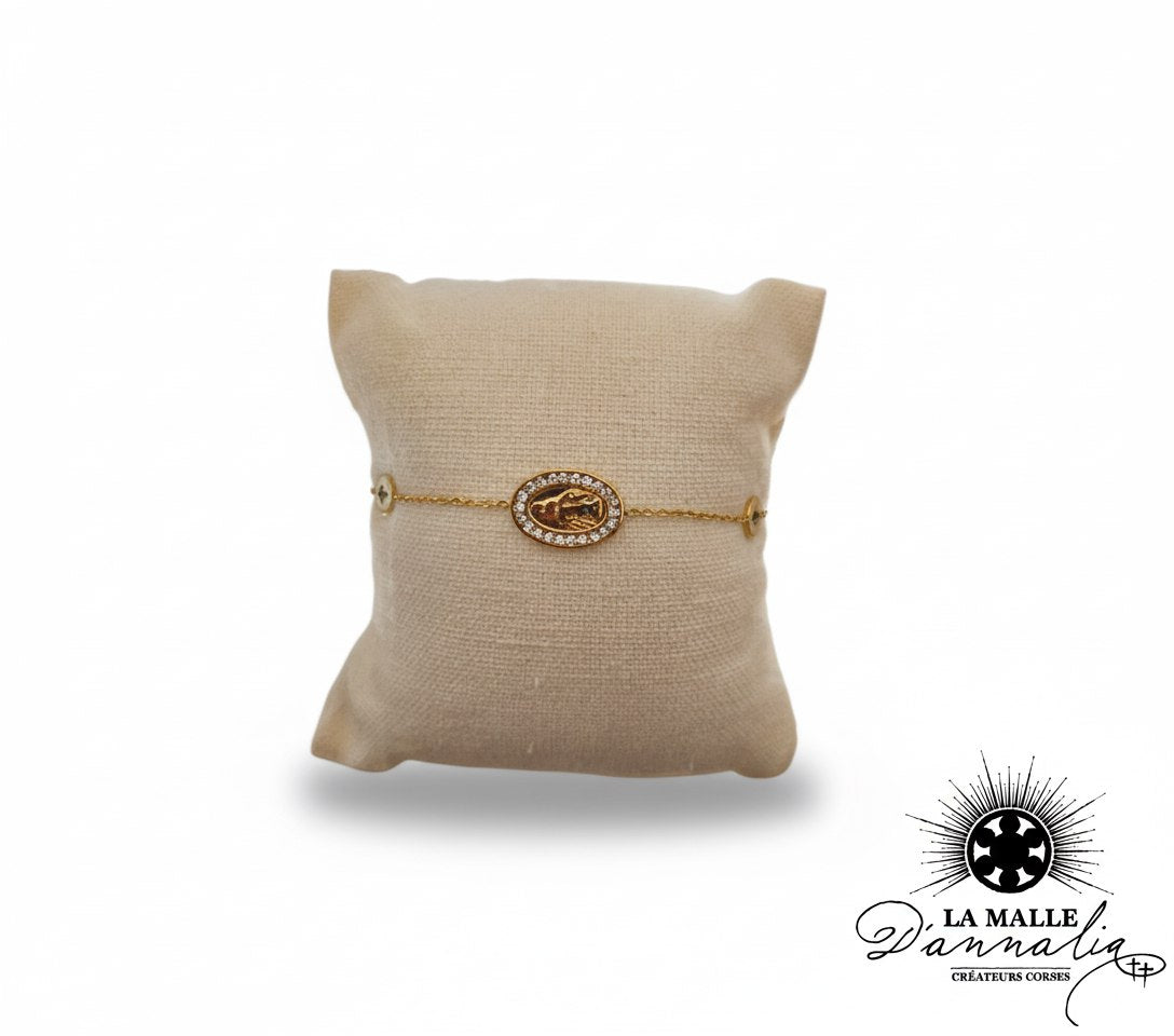 bracelet-or-medaille-ovale-vierge-diamants-sur-coussin-la-malle-dannalia