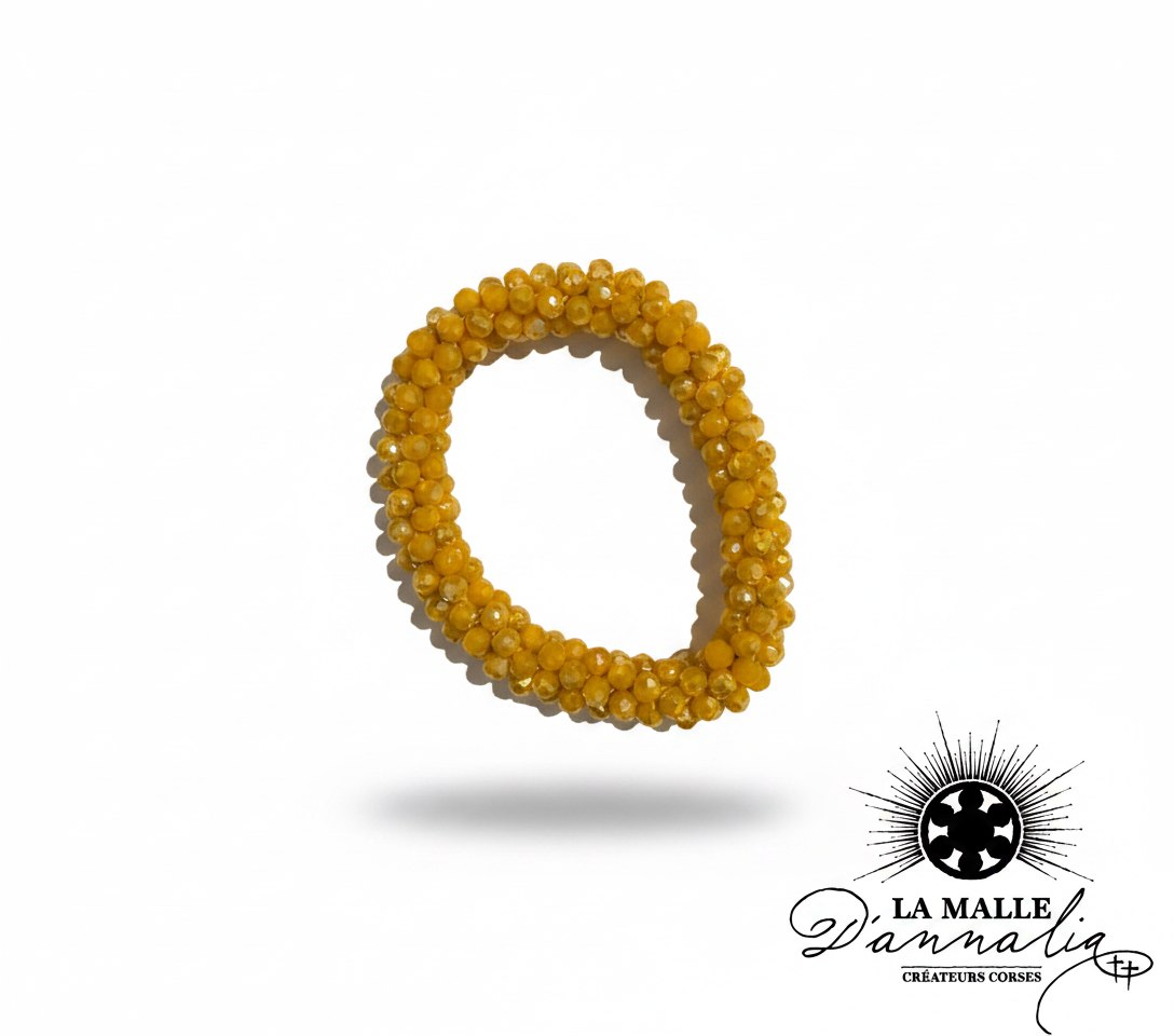 Bracelet composé de multiples perles facettées jaune moutarde brillantes lamalledannalia
