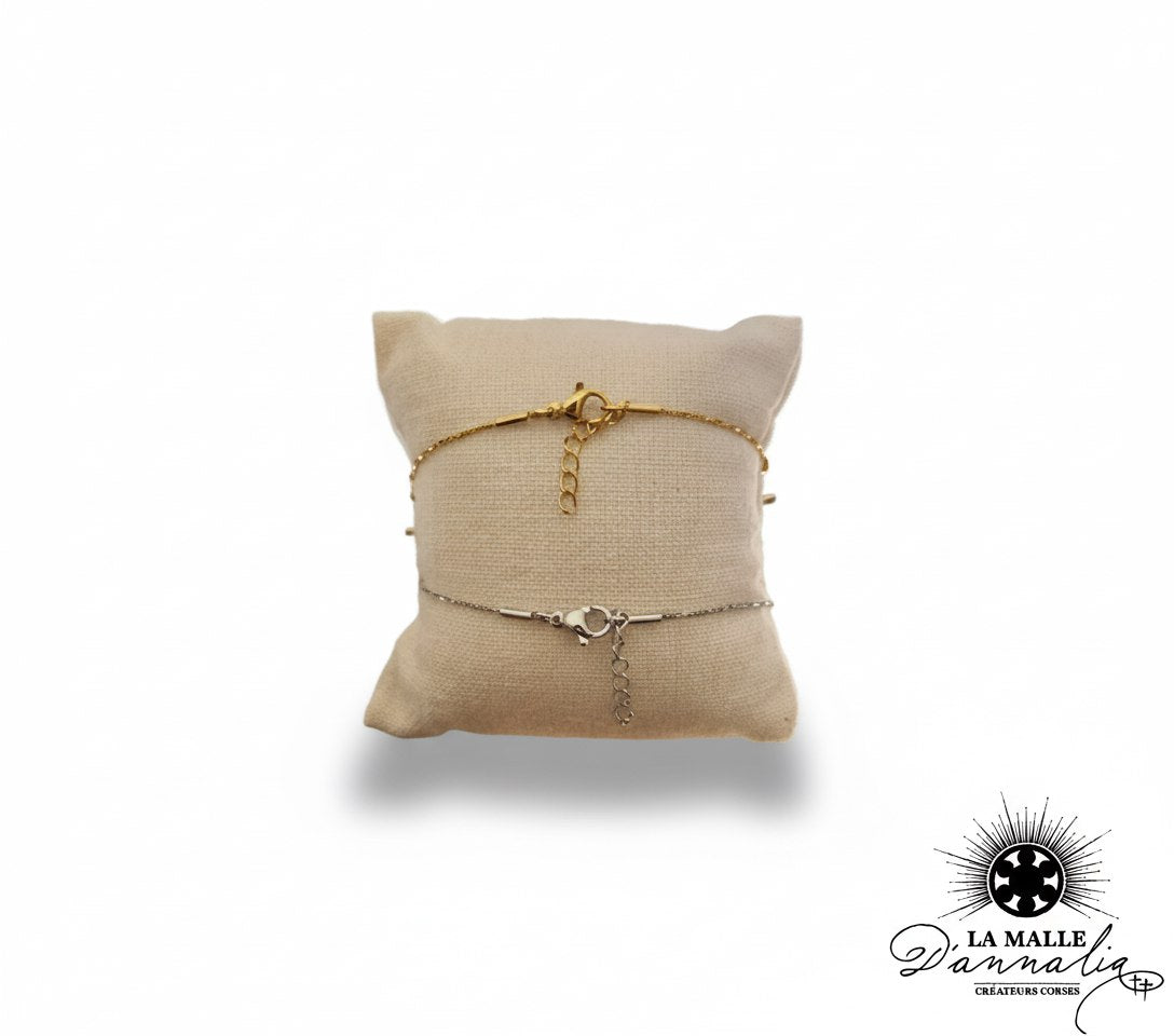 bracelets-chaines-fines-or-argent-fermoirs-mousquetons-coussin-presentation-bijoux-la-malle-dannalia