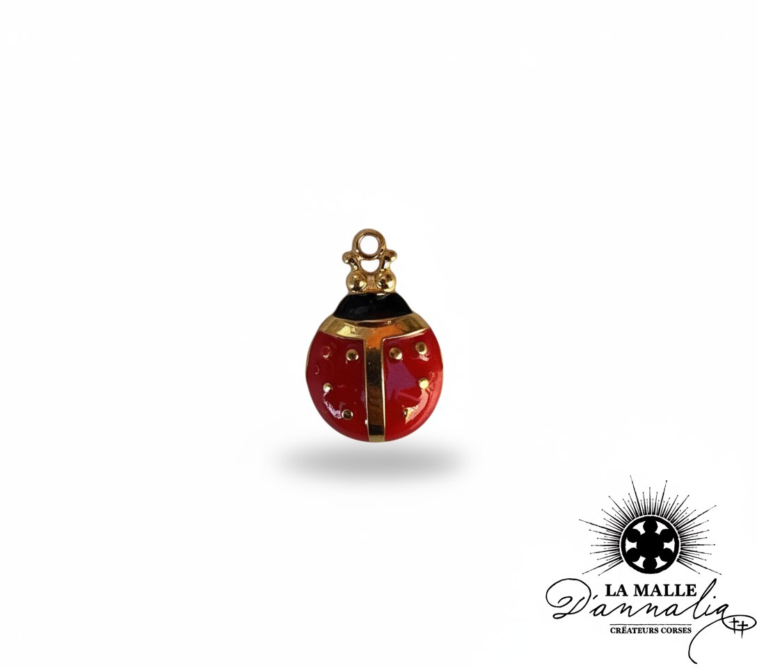 Petit pendentif coccinelle rouge émaillé avec pois dorés, tête noire et bélière dorée lamalledannalia