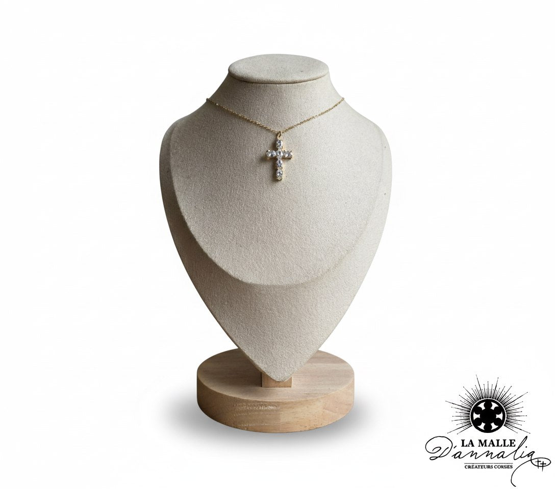 collier-croix-or-diamants-presentoir-buste-beige-socle-bois-fond-blanc-la-malle-dannalia-photo-produit
