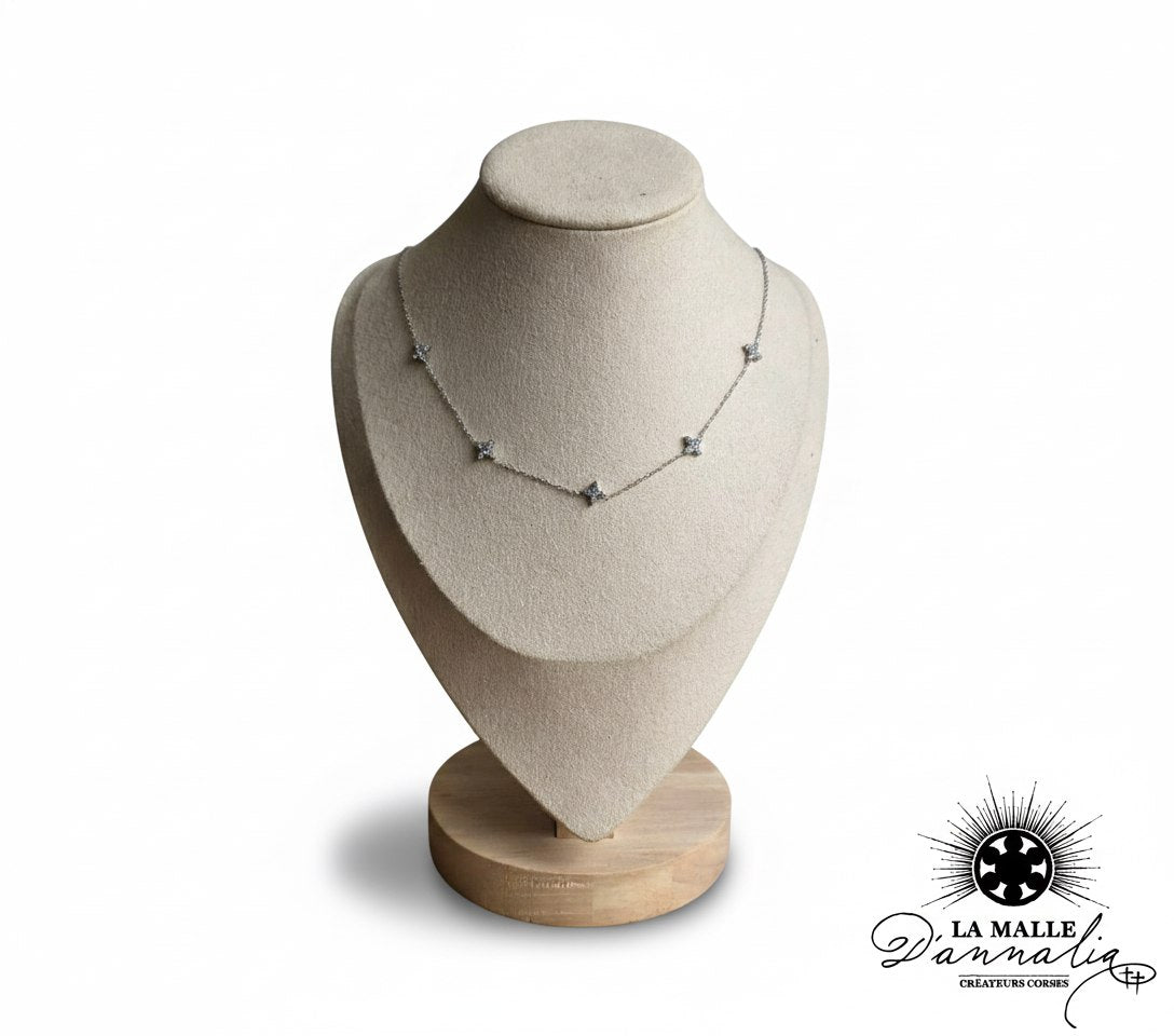 collier-fin-argent-croix-scintillantes-sur-buste-beige-support-bois-bijou
