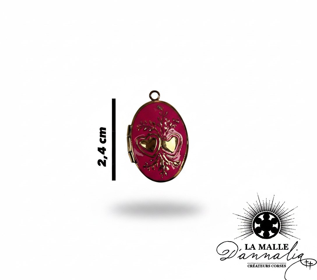 Médaillon ovale doré, émail rose avec deux cœurs et feuillage, mesurant 2,4 cm lamalledannalia