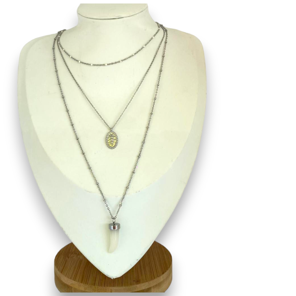 Collier multi rang et breloques dent de requin coloré