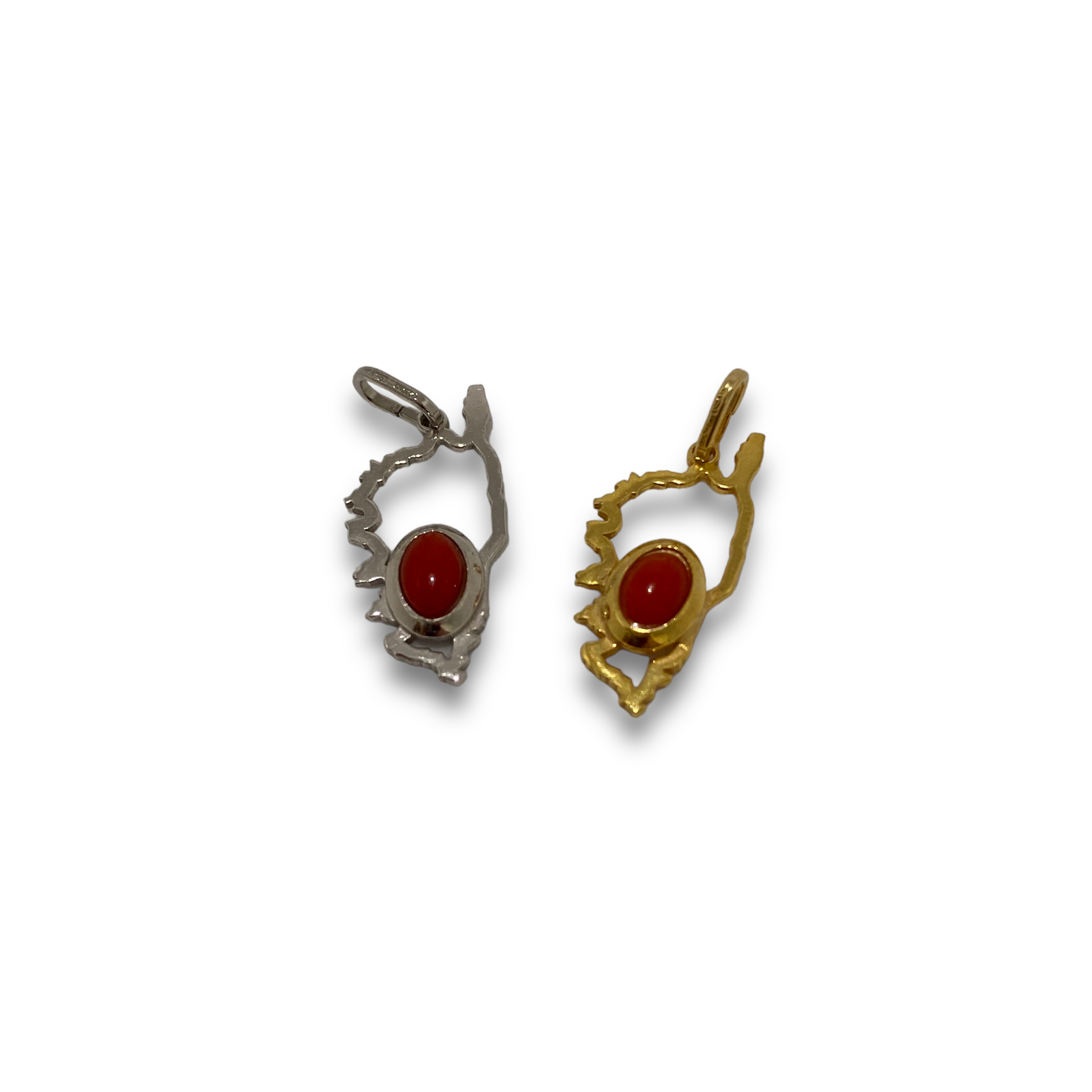 Breloque corse en acier et perle de corail