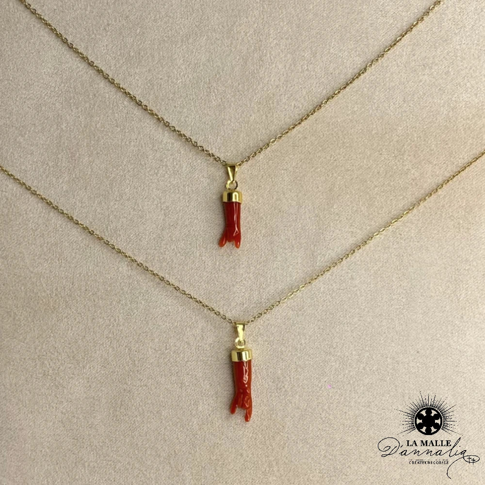 Collier Chaîne en Acier Inoxydable Dorée et Pendentif Main Corse en Corail Rouge