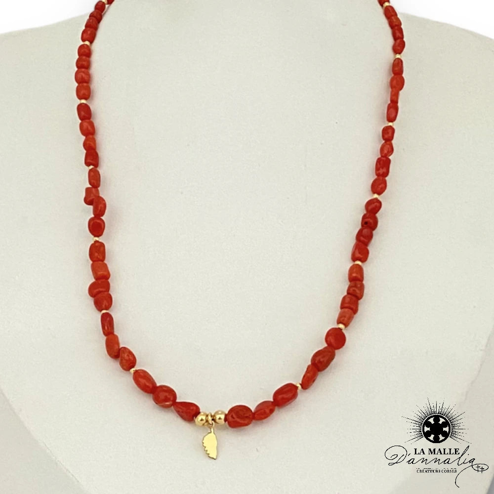 Collier en Perles Baroques de Corail avec Breloque de Protection en Acier