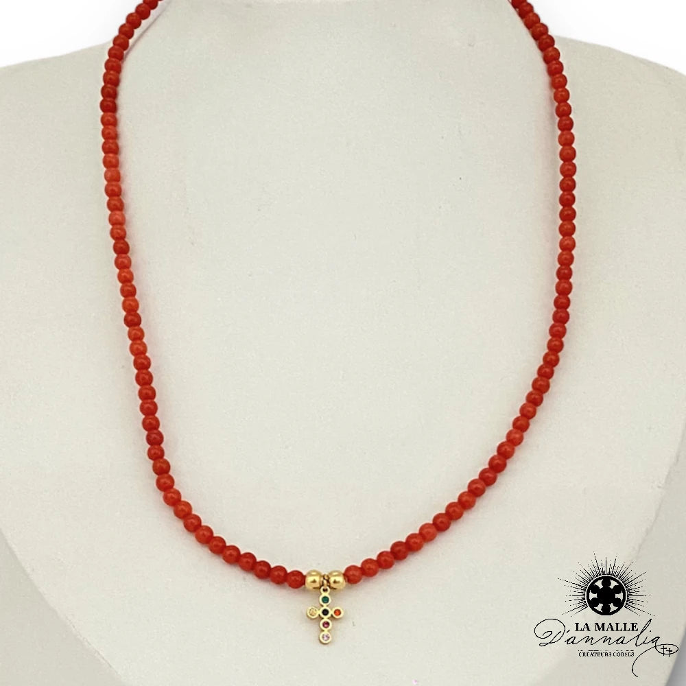 Collier en perle de Corail Rouge avec sa breloque porte bonheur