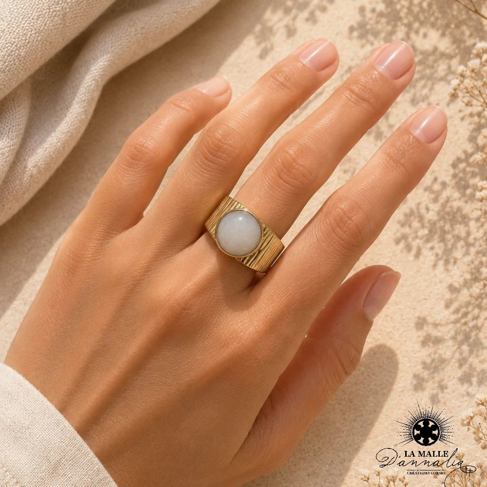 Bague dorée pierre blanche portée main — La Malle d'Annalia Bastia