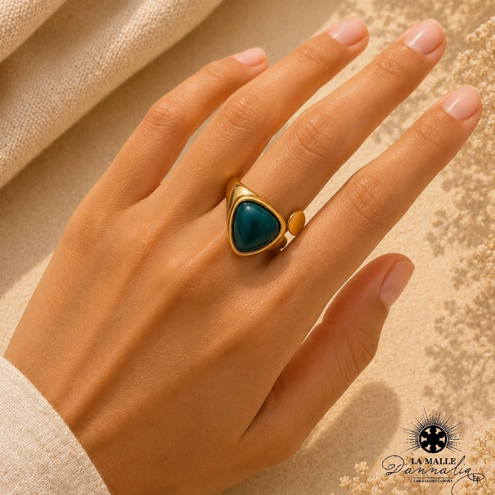 Bague dorée asymétrique bleu pétrole portée main — La Malle d'Annalia
