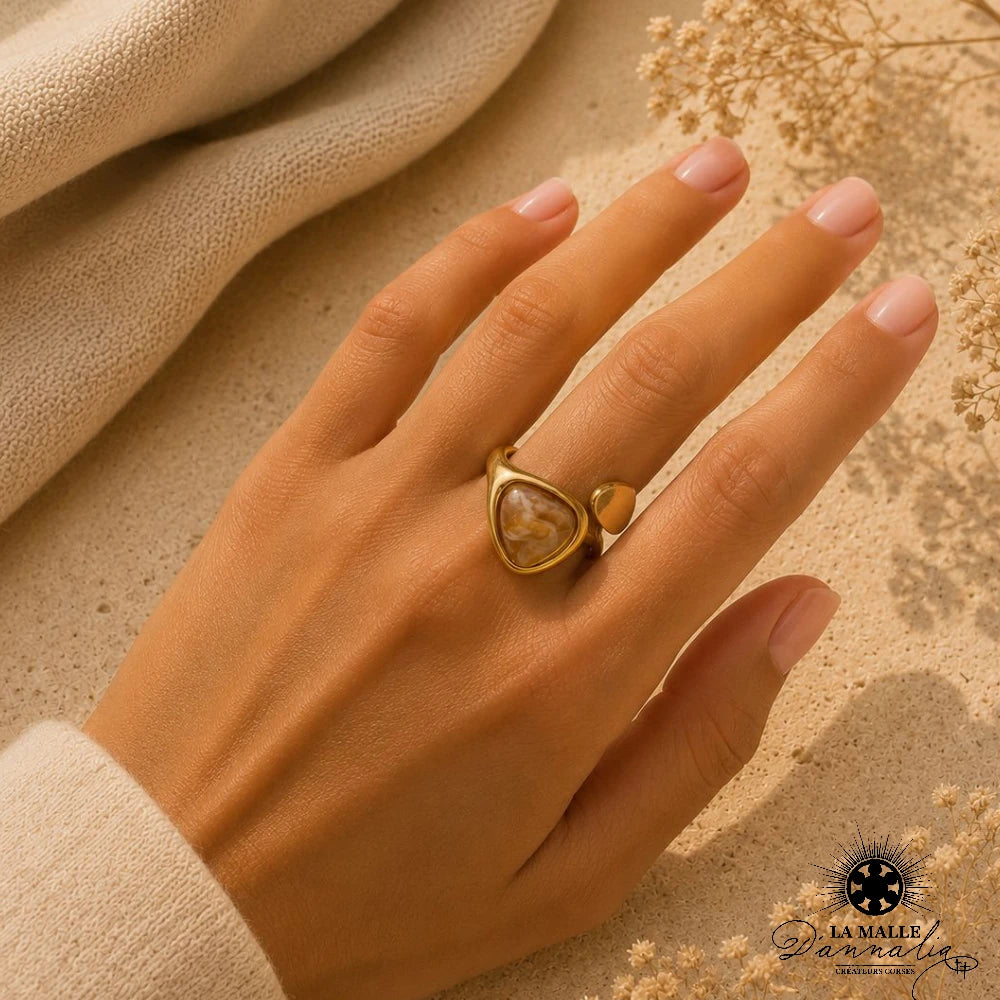 Bague dorée asymétrique beige marbré portée main — La Malle d'Annalia