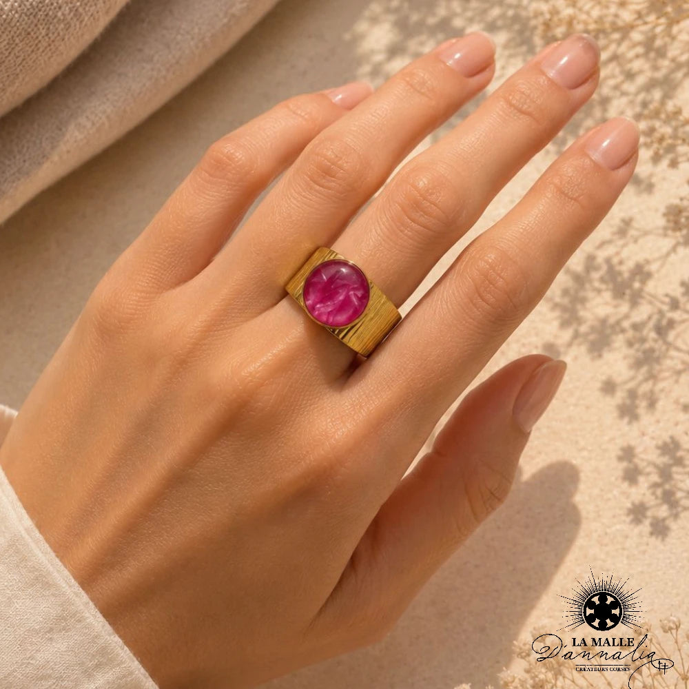 Bague dorée pierre rose portée main — La Malle d'Annalia Bastia