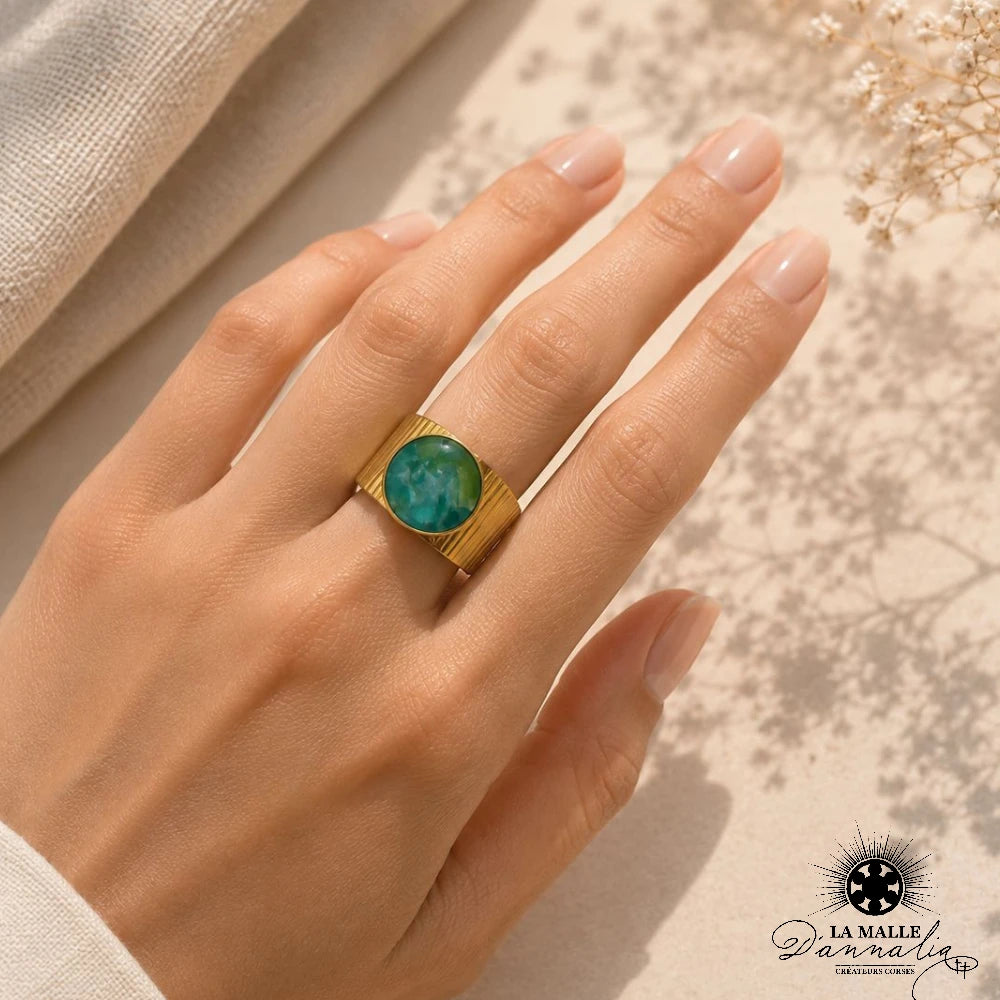 Bague dorée pierre verte portée main — La Malle d'Annalia Bastia