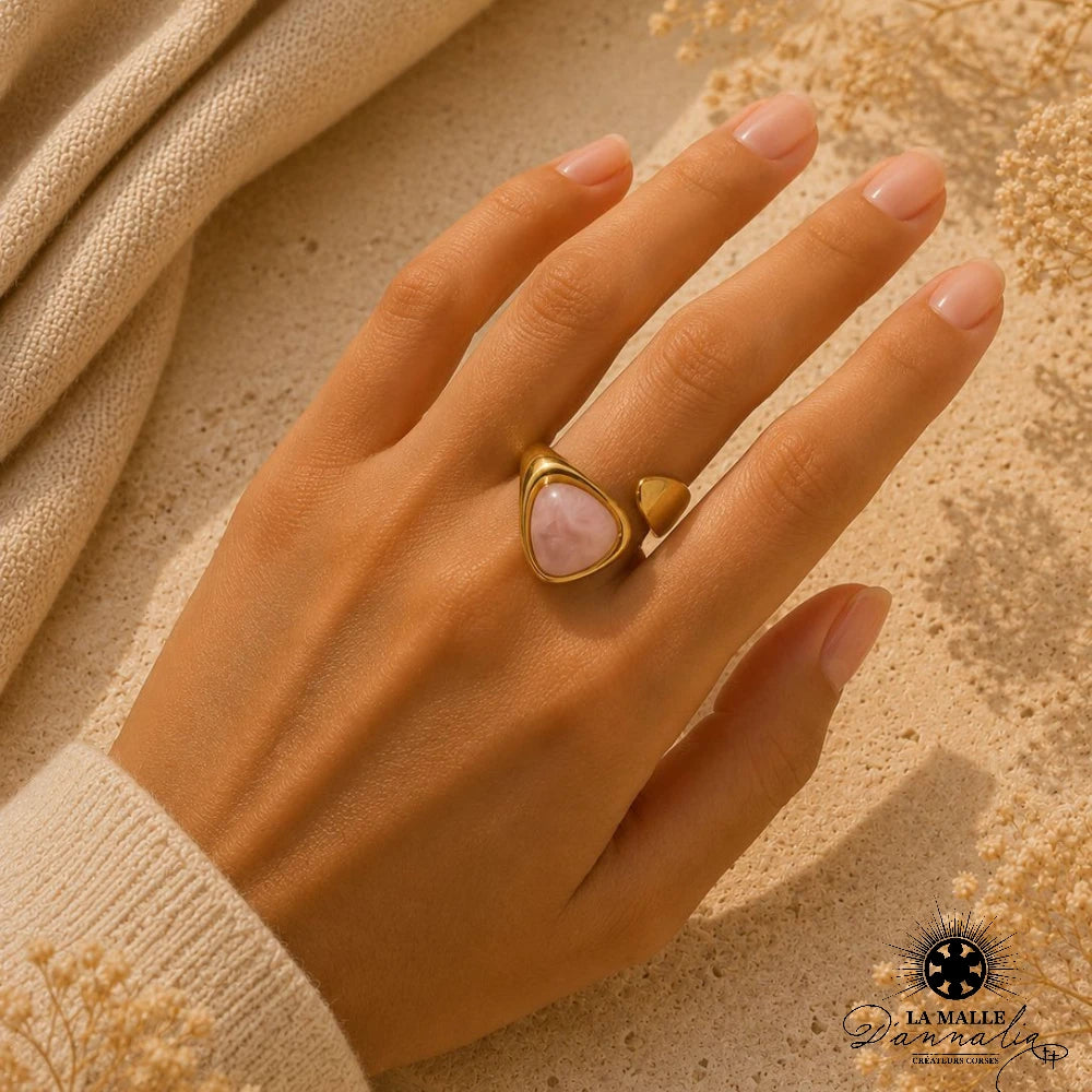 Bague dorée asymétrique rose poudré portée main — La Malle d'Annalia