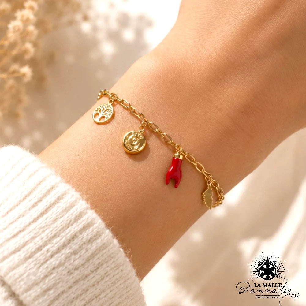 Bracelet breloques arbre de vie porté au poignet — artisanat corse La Malle d'Annalia