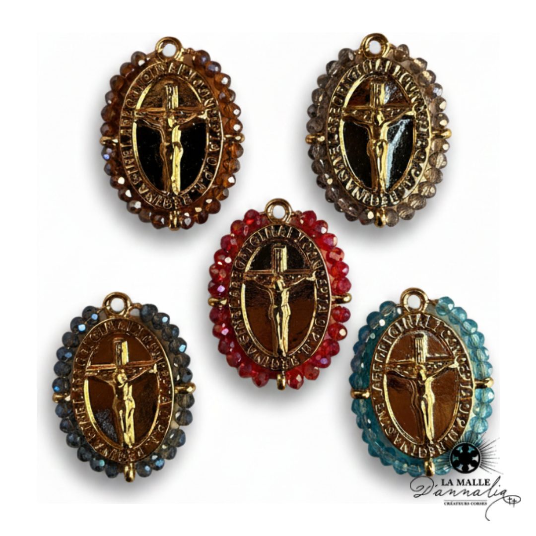 breloque médaille crucifix ovale bordée cristaux 2,5cm charm sacré lumineux La Malle d'Annalia