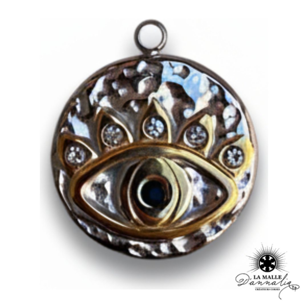 Breloque Ronde Œil Argentée Martelée — Charm Artisanal 1,8 cm