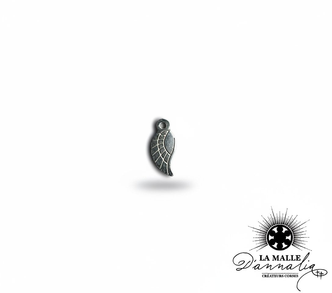 Breloque aile métal argenté avec détails gravés pour bijoux lamalledannalia